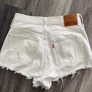 Levi’s 501 Shorts in Ivory- 27